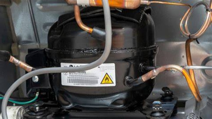 How long does it take for a refrigerator compressor to turn on?