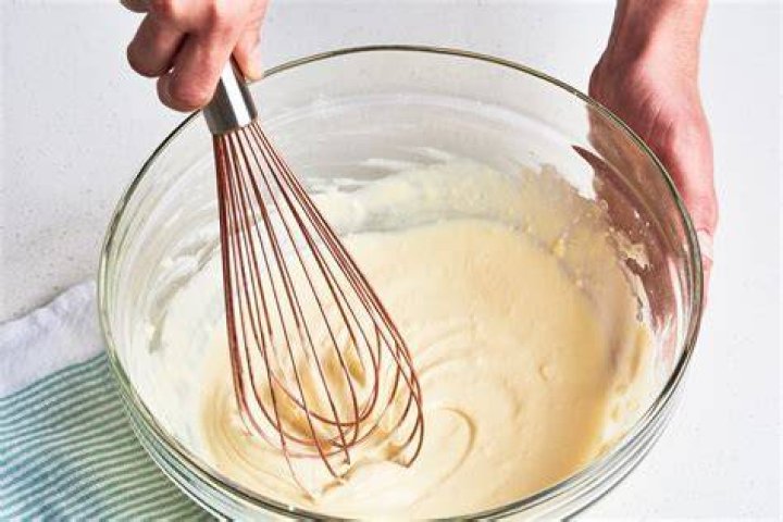 What cakes can be made from the whisking method?